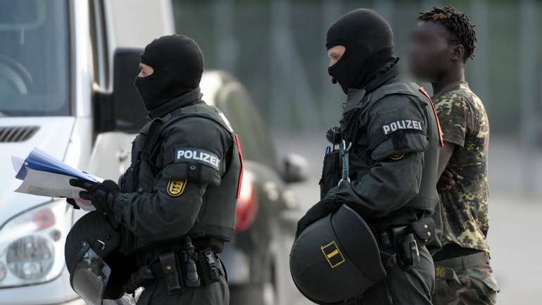 Берлін: поліцейські, які часто бачать мігрантів, симпатизують націоналізму
