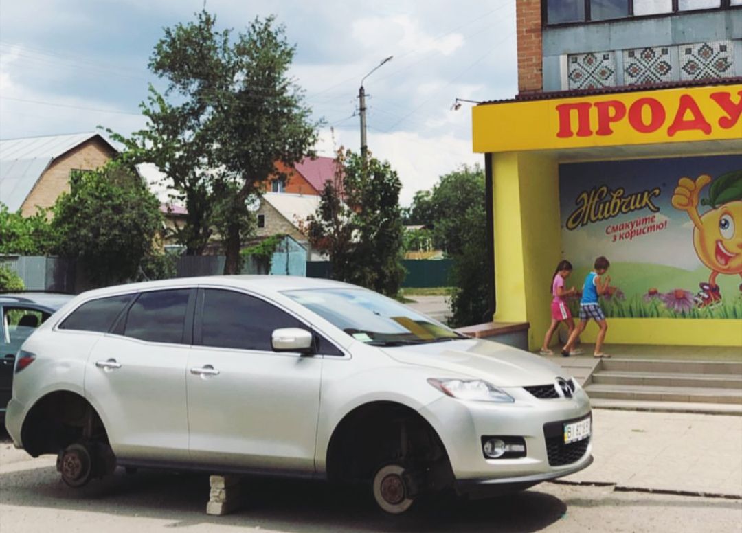 ​Невідомі зловмисники знімають колеса з автівок полтавців_1