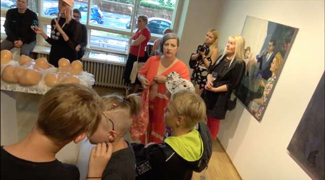 За межею розуміння: в Естонії феміністка роздяглася перед групою дітлахів (фото)_2
