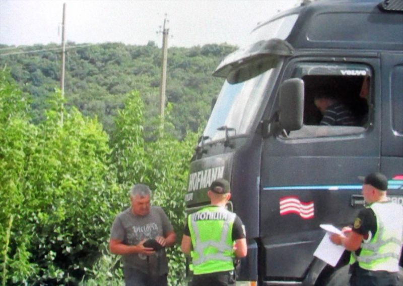 Поліцейські беруть хабарі за проїзд перевантажених фур через ваговий комплекс_1