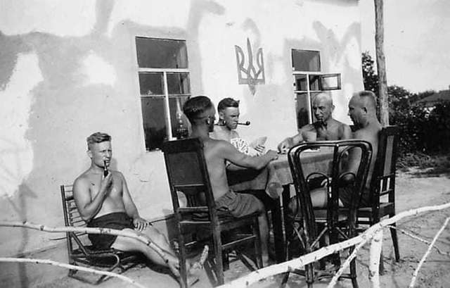 «Карти, люлька, п’ять стволів»: харизматичні фото українських вояків Другої світової_2