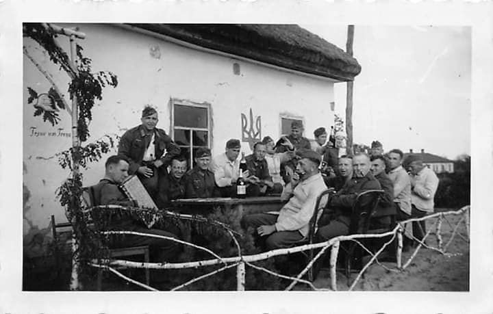 «Карти, люлька, п’ять стволів»: харизматичні фото українських вояків Другої світової_3