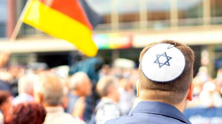 Головоломки німецької політики: мігранти напали на єврея-гомосексуаліста  з «неонацистської» партії