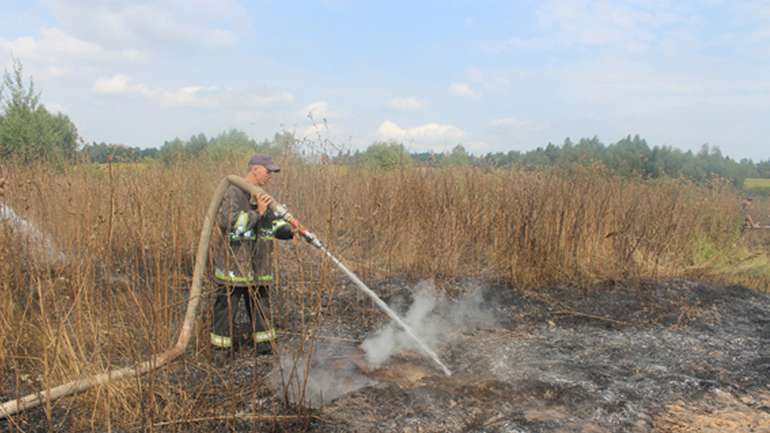 ​Вогнеборці загасили палаючі торф'яники в Оржицькому районі