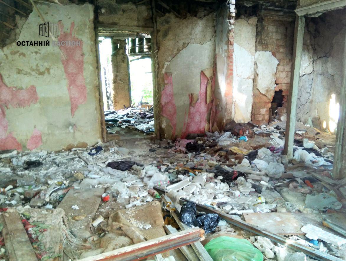 Зруйнована хижа біля ТРЦ «Київ» приваблює наркоманів_1