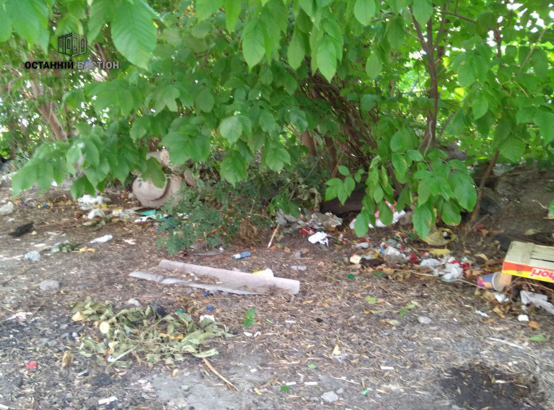 Зруйнована хижа біля ТРЦ «Київ» приваблює наркоманів_3