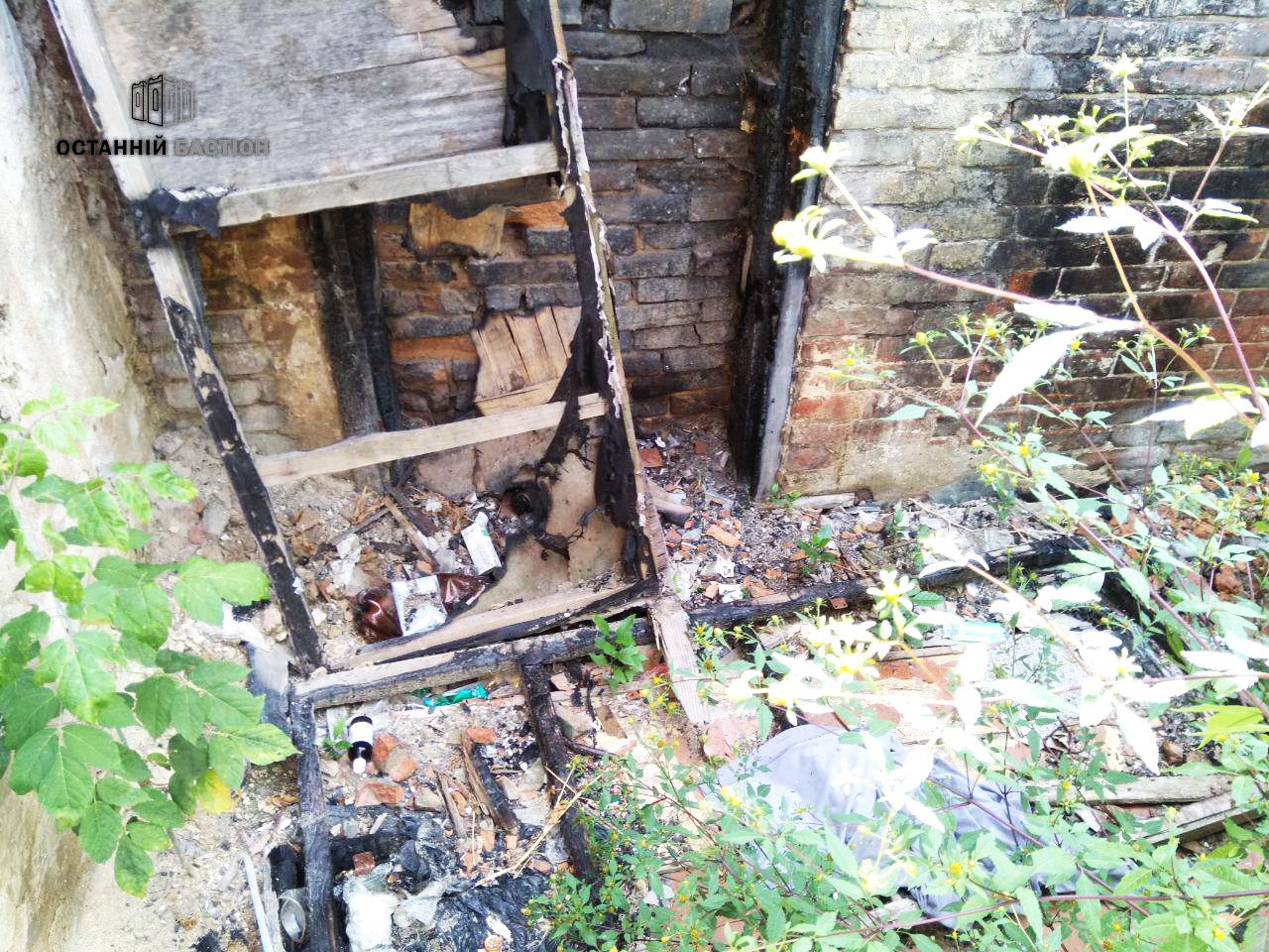 Зруйнована хижа біля ТРЦ «Київ» приваблює наркоманів_5
