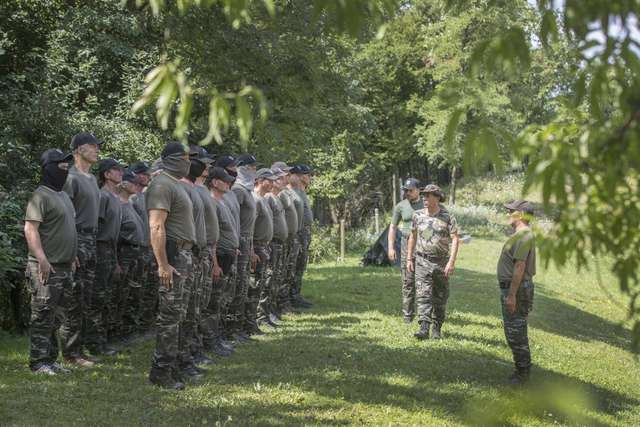 «Це наша земля»: попри тиск держави, словенці створюють спеціальні підрозділи, аби захистити кордон від мігрантів_1
