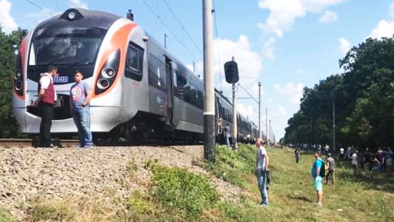 Потяг «Київ-Харків» зламався посеред поля у Чутівському районі