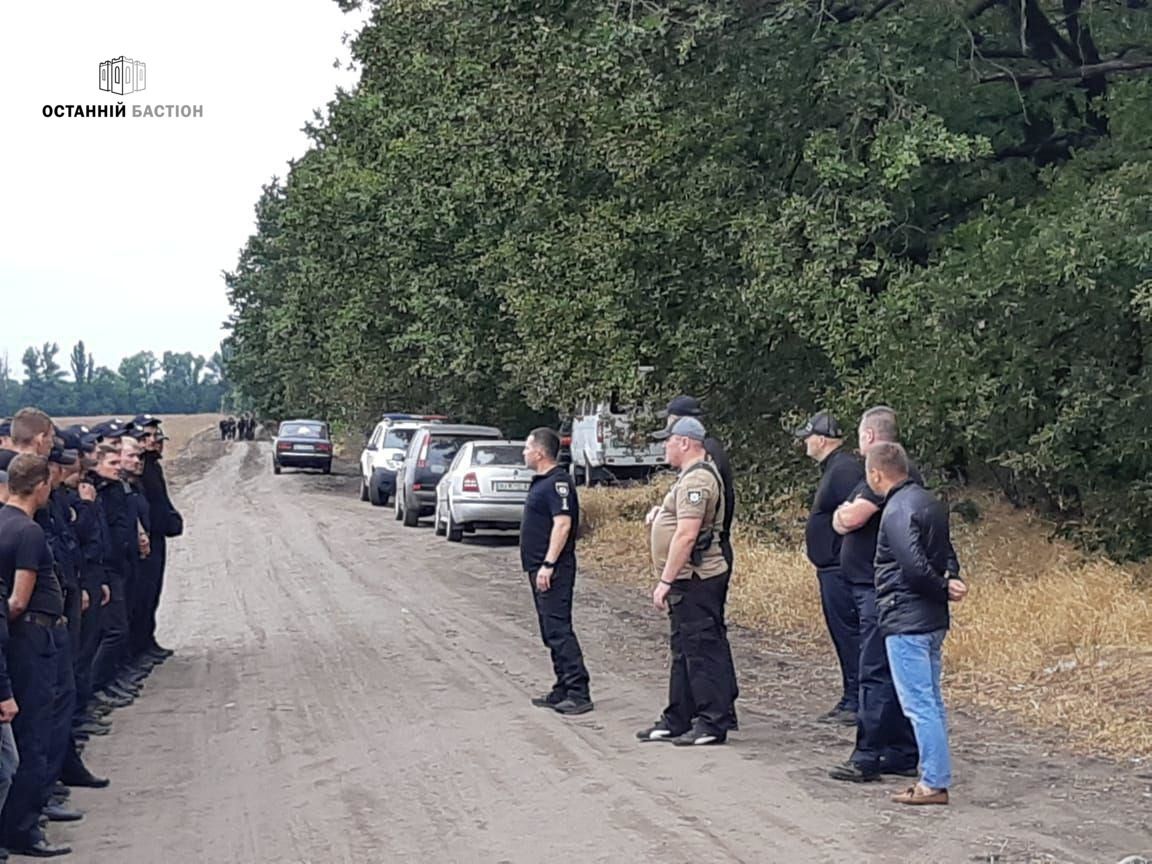 Лазірки: не давши зібрати урожай, поліція почала самостійно засівати поля маком: ФОТО, ВІДЕО (оновлюється)_3