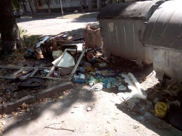 Комунальники близько тижня не можуть розібрати завали сміття у центрі Полтави_2