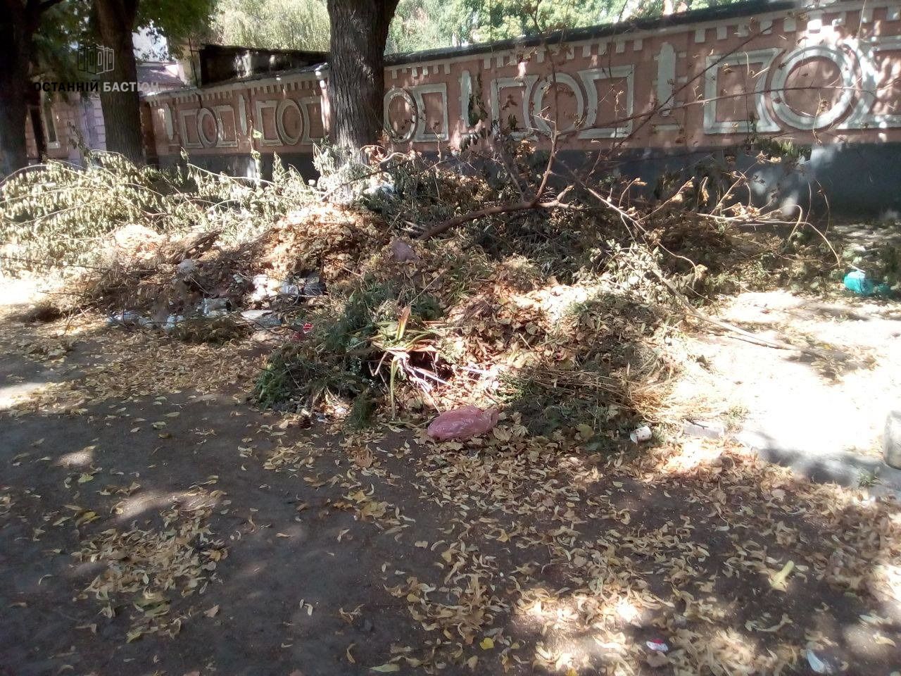 Комунальники близько тижня не можуть розібрати завали сміття у центрі Полтави_3