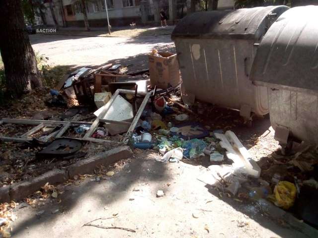 Комунальники близько тижня не можуть розібрати завали сміття у центрі Полтави_6