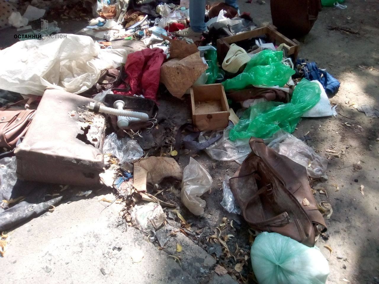 Комунальники близько тижня не можуть розібрати завали сміття у центрі Полтави_9
