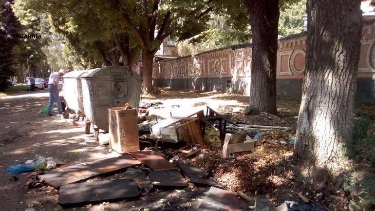 Комунальники близько тижня не можуть розібрати завали сміття у центрі Полтави