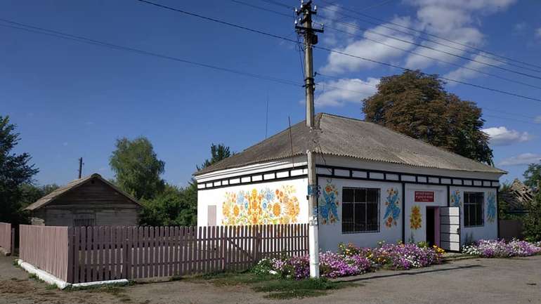 У Гадяцькому районі прикрасили фасад сільського музею
