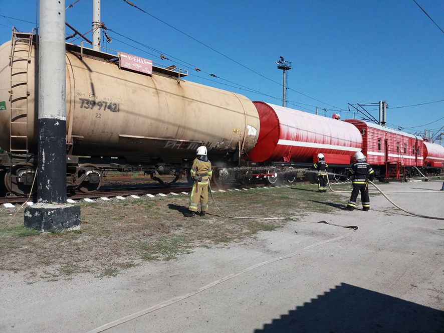 Поблизу станції Пост «Ворскла» пожежники рятували від вогню цистерни з бензином_3