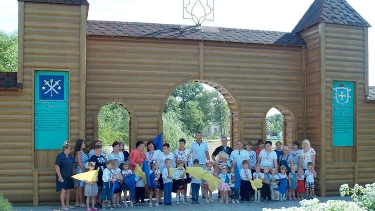 У Нехворощі відбувся жовто-блакитний флешмоб