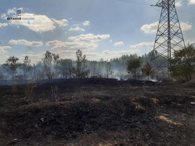 У Полтаві під час пожежі на відкритій території ледь не згоріли автівки (фото, додано відео)_1