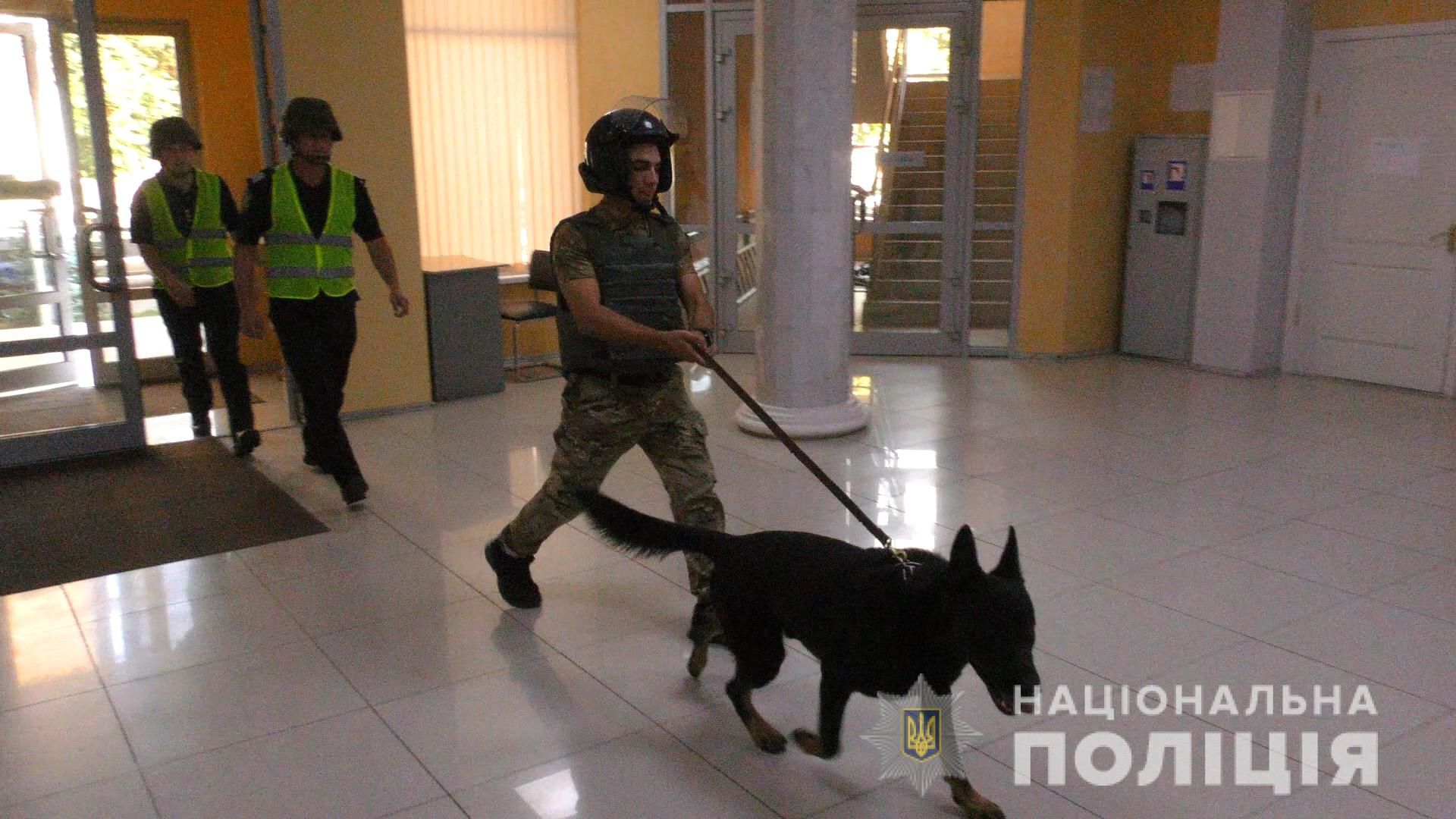 Сапер, який розміновував приміщення Головного управління Нацполіції, лишився без рук. На щастя, лише під час навчань (фото)_1