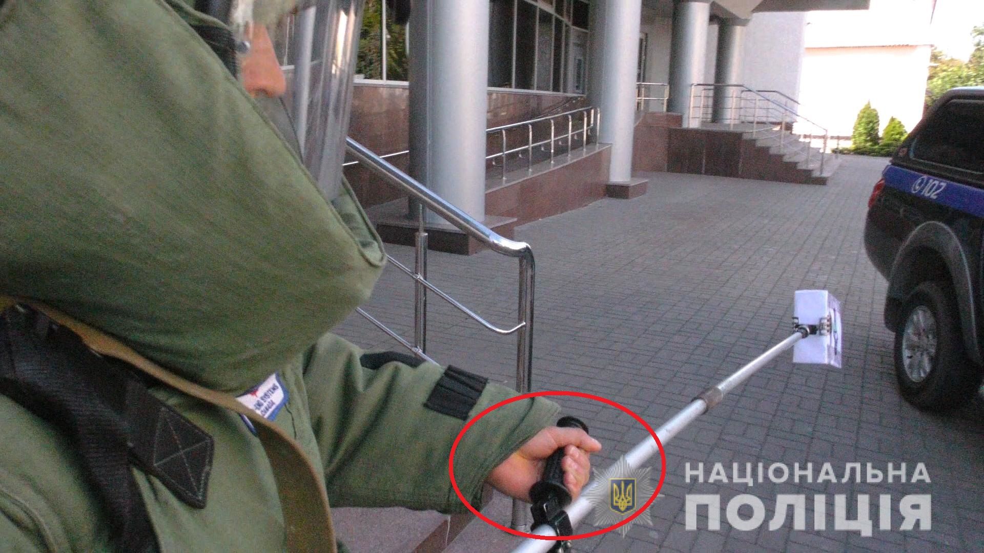 Сапер, який розміновував приміщення Головного управління Нацполіції, лишився без рук. На щастя, лише під час навчань (фото)_3