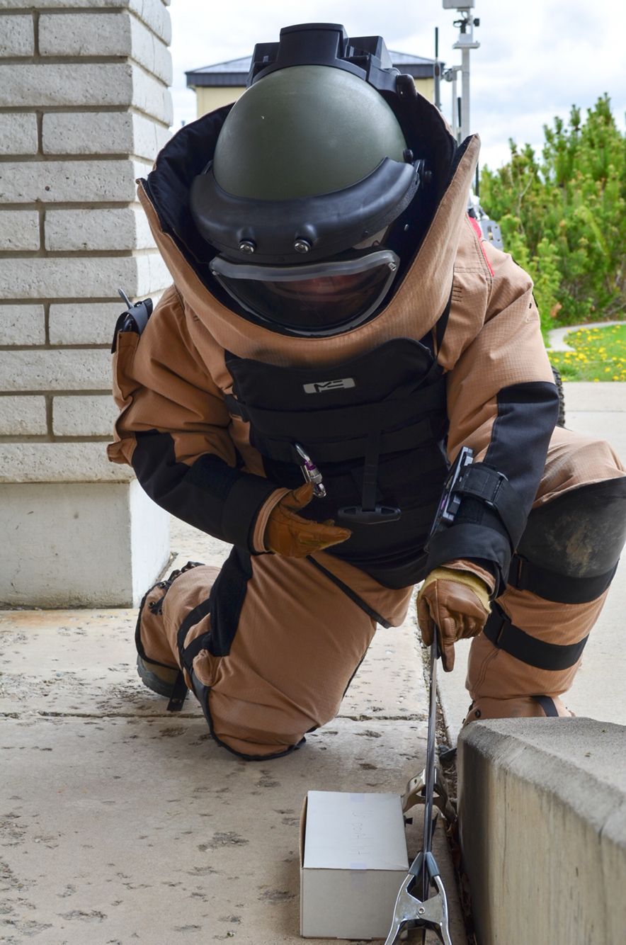 Сапер, який розміновував приміщення Головного управління Нацполіції, лишився без рук. На щастя, лише під час навчань (фото)_5