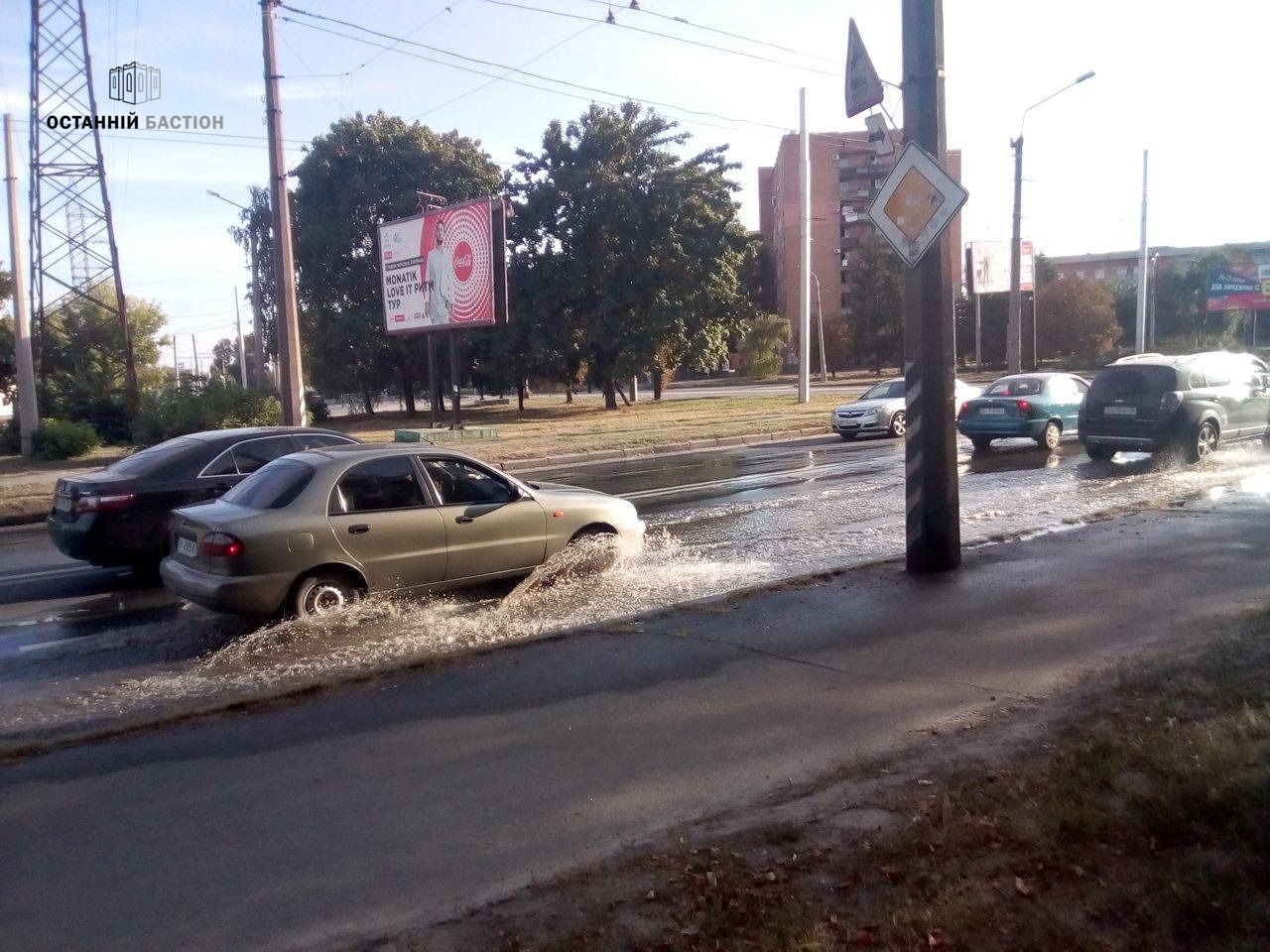 Полтавська Венеція: поблизу зупинки Богдана Хмельницького стався масштабний витік води (фото)_1