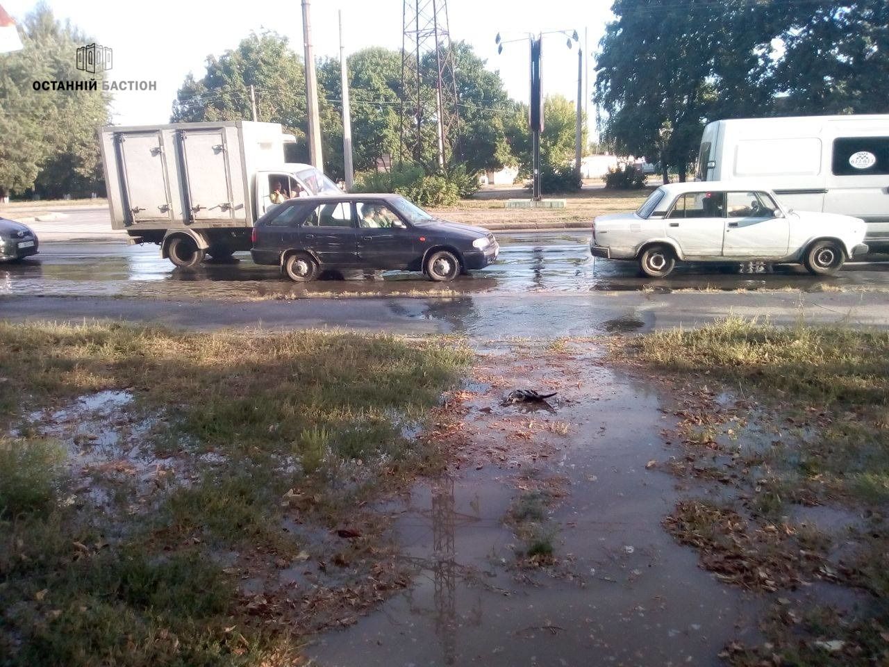 Полтавська Венеція: поблизу зупинки Богдана Хмельницького стався масштабний витік води (фото)_3
