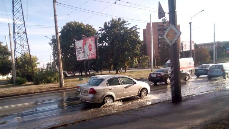 Полтавська Венеція: поблизу зупинки Богдана Хмельницького стався масштабний витік води (фото)