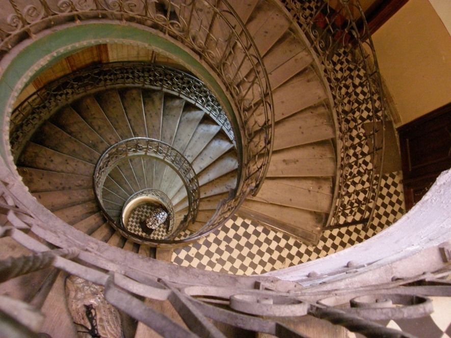 Архітектура для людей: у мережі з’явилися захопливі світлини сходів у старих львівських будинках_5