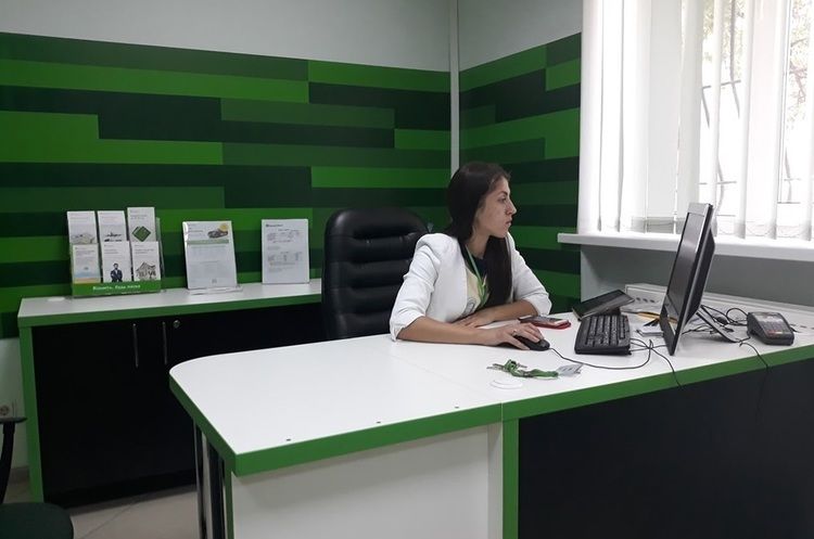 Рух ЛГБТ розпочав цькування співробітниці українського банку, яка звернулася до клієнта «за неправильним гендером»_3