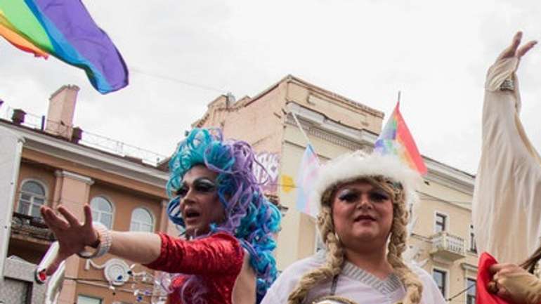 Рух ЛГБТ розпочав цькування співробітниці українського банку, яка звернулася до клієнта «за неправильним гендером»