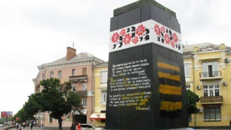 Влада має ліквідувати рештки пам'ятника Леніна, — петиція