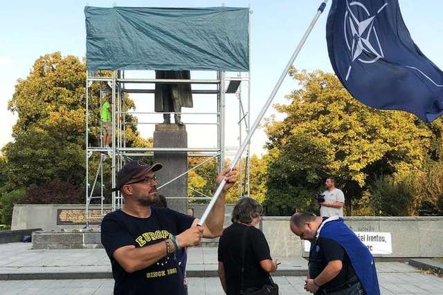 У Празі закрили брезентом пам’ятник російському маршалу. Раніше його облили фарбою_2