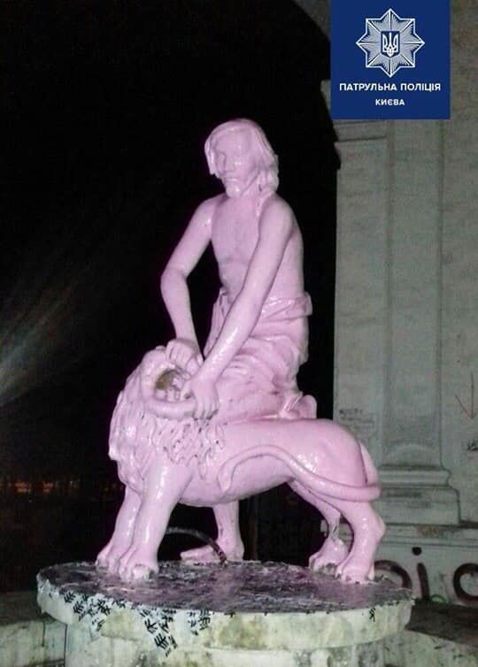 У Києві пошкодили культурну пам’ятку. Затримані вандали виявилися ЛГБТ-активістами_3