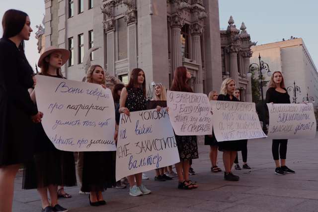 Українські жінки вимагають прийняття закону про зброю – під Адміністрацією президента пройшов мітинг (фото)_3