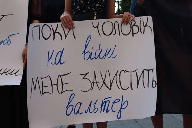 Українські жінки вимагають прийняття закону про зброю – під Адміністрацією президента пройшов мітинг (фото)_5