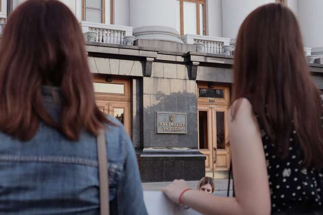 Українські жінки вимагають прийняття закону про зброю – під Адміністрацією президента пройшов мітинг (фото)_7