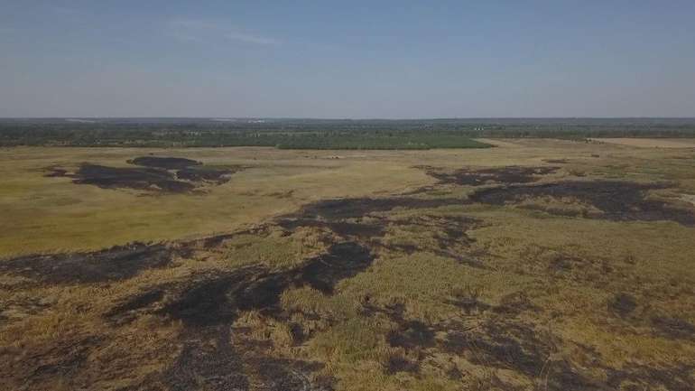 У Новосанжарському районі майже тиждень гасять пожежу