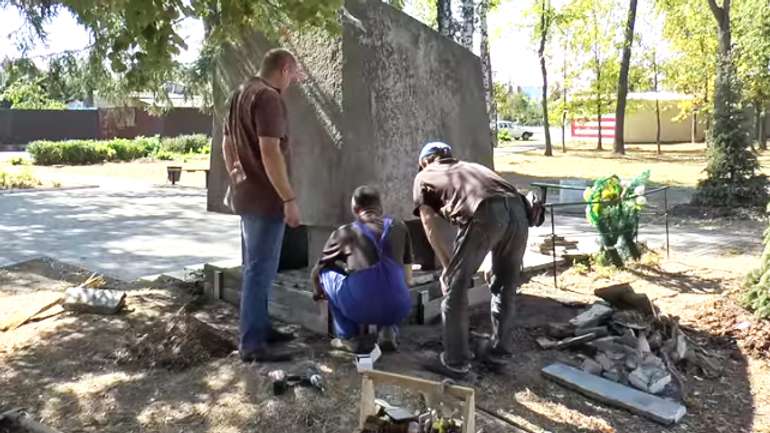 Комунальні служби Полтави реставрують пам'ятники до Дня міста