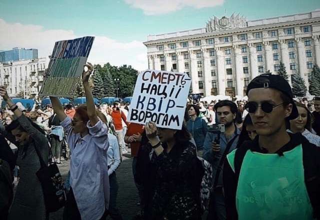Учасники гей-параду пройшли вулицями Харкова з плакатом «Смерть нації» (оновлено)_2