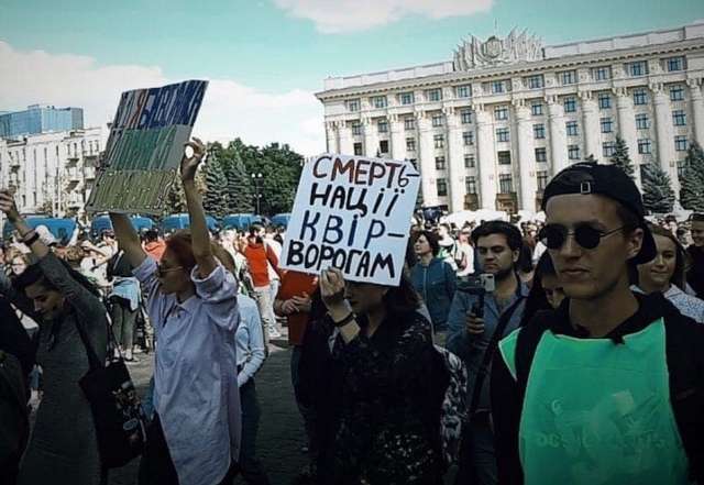 Учасники гей-параду пройшли вулицями Харкова з плакатом «Смерть нації» (оновлено)_1