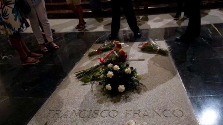 Іспанці готуються до перенесення останків генерала Франсиско Франко, який урятував країну від комунізму