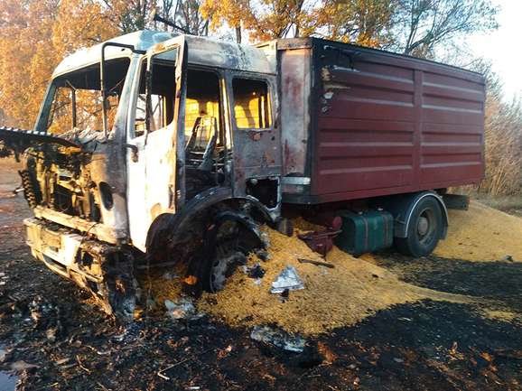 У Гадяцькому районі майже дощенту згоріло вантажне авто