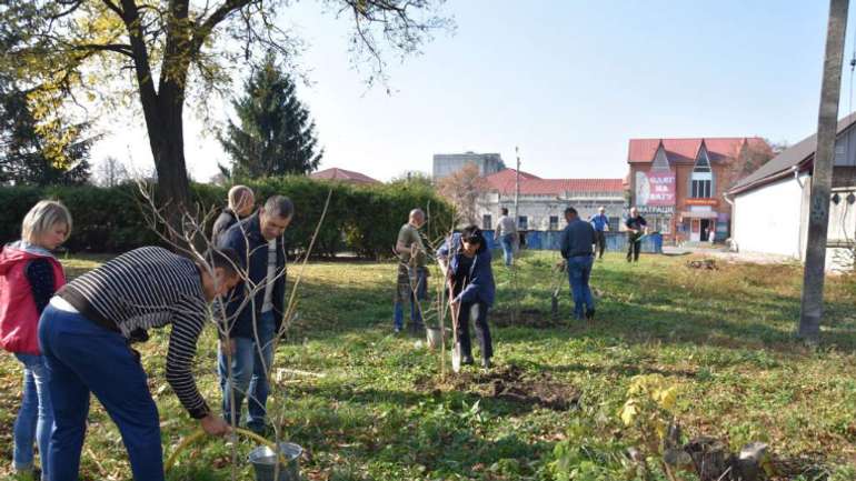 Пирятинська громада реалізує екологічний проєкт з озеленення міста