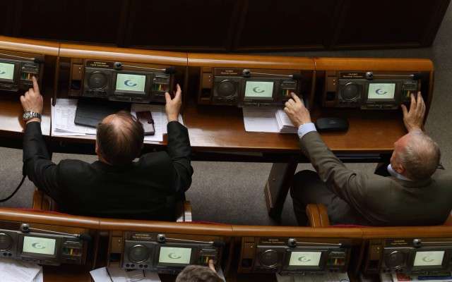 Замість яхт і ресторанів - тюрма: кнопкодавам написали жорсткий закон_1