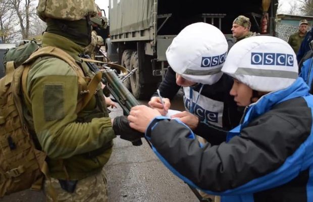 Деморалізація армії і вбивча логіка Зеленського: як коментують відведення військ (дайджест)_3