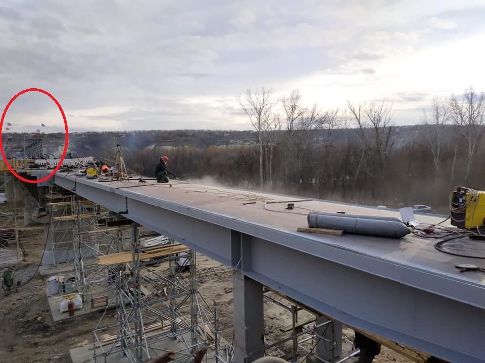 Юлія Мендель похвалилася у соцмережі фотографіями з прапорами ЛНР_1