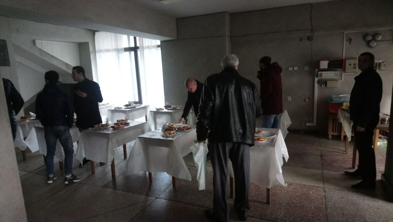 З наїдками і перешкоджанням журналістській діяльності: у Полтаві розпочалися збори федерації футболу_1