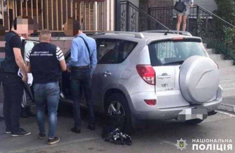 Упійманий на хабарництві начальник Полтавської митниці знову працює_1